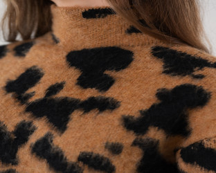 بلوفر صوفي فضفاض بياقة عالية وطبعة جلد النمر Turtleneck Sweater in Leopard Print