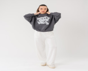 طقم سويتشيرت رمادي وبنطلون أبيض Dark Gray Sweatshirt with White Pants