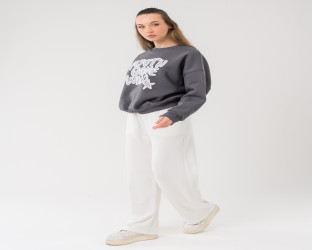 طقم سويتشيرت رمادي وبنطلون أبيض Dark Gray Sweatshirt with White Pants