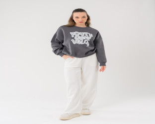 طقم سويتشيرت رمادي وبنطلون أبيض Dark Gray Sweatshirt with White Pants