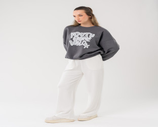 طقم سويتشيرت رمادي وبنطلون أبيض Dark Gray Sweatshirt with White Pants