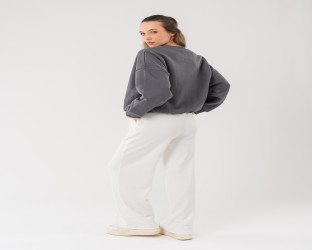 طقم سويتشيرت رمادي وبنطلون أبيض Dark Gray Sweatshirt with White Pants