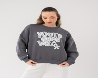 طقم سويتشيرت رمادي وبنطلون أبيض Dark Gray Sweatshirt with White Pants