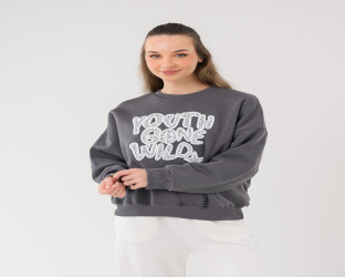 طقم سويتشيرت رمادي وبنطلون أبيض Dark Gray Sweatshirt with White Pants