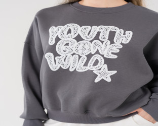 طقم سويتشيرت رمادي وبنطلون أبيض Dark Gray Sweatshirt with White Pants