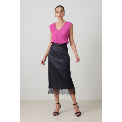 تنورة بينسل كاملة القَصّة مع تفاصيل الدانتيل الأسود Full Mold Pen Skirt with Black Lace Detail