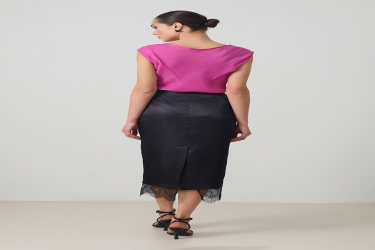 تنورة بينسل كاملة القَصّة مع تفاصيل الدانتيل الأسود Full Mold Pen Skirt with Black Lace Detail