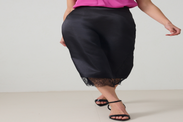 تنورة بينسل كاملة القَصّة مع تفاصيل الدانتيل الأسود Full Mold Pen Skirt with Black Lace Detail
