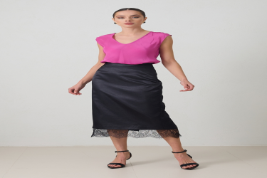 تنورة بينسل كاملة القَصّة مع تفاصيل الدانتيل الأسود Full Mold Pen Skirt with Black Lace Detail