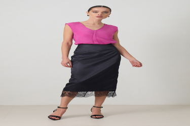 تنورة بينسل كاملة القَصّة مع تفاصيل الدانتيل الأسود Full Mold Pen Skirt with Black Lace Detail