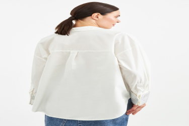 قميص قطني أبيض فضفاض Oversized White Cotton Shirt with Long Sleeves