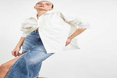 قميص قطني أبيض فضفاض Oversized White Cotton Shirt with Long Sleeves