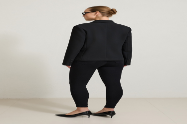 جاكيت أسود بتصميم إغلاق غير متماثل Black Asymmetrical Closure Pocket Detailed Jacket