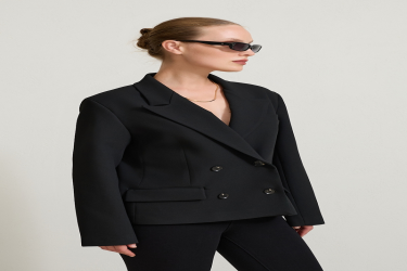 جاكيت أسود بتصميم إغلاق غير متماثل Black Asymmetrical Closure Pocket Detailed Jacket