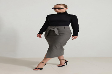 تنورة متوسطة الطول مع فتحة أمامية Belt Detailed Front Slit Midi Length Skirt