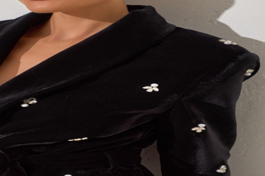 جاكيت أسود بتفاصيل حجر وياقة وتربط أمامية Black Stone and Collar Detailed Tie-Up Jacket