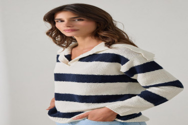 بلوز تريكو مخطط بقصة مريحة وتفاصيل ياقة كريمية Comfortable Cut Striped Knitwear with Cream Collar Detail