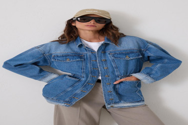 جاكيت جينز أزرق بتفاصيل شد الخصر وجيوب مثبّتة Blue Waist Pucker and Seated Pocket Detailed Denim Jacket