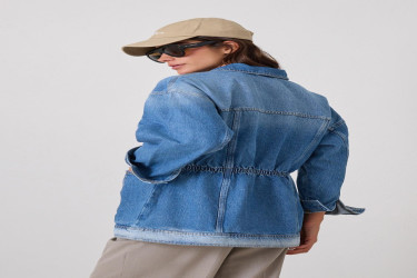 جاكيت جينز أزرق بتفاصيل شد الخصر وجيوب مثبّتة Blue Waist Pucker and Seated Pocket Detailed Denim Jacket