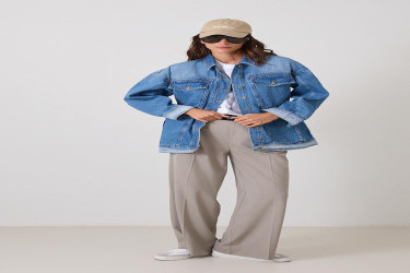 جاكيت جينز أزرق بتفاصيل شد الخصر وجيوب مثبّتة Blue Waist Pucker and Seated Pocket Detailed Denim Jacket