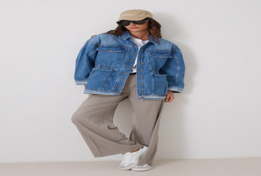 جاكيت جينز أزرق بتفاصيل شد الخصر وجيوب مثبّتة Blue Waist Pucker and Seated Pocket Detailed Denim Jacket