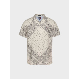 قميص رجالي من تومي هيلفيغر جينز بأكمام قصيرة بقصة عادية بنقشة باندانا - 100% قطن Tommy Hilfiger Jeans Men's Regular Fit Short Sleeve Shirt with Bandana Print - 100% Cotton