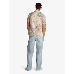 قميص رجالي من تومي هيلفيغر جينز بأكمام قصيرة بقصة عادية بنقشة باندانا - 100% قطن Tommy Hilfiger Jeans Men's Regular Fit Short Sleeve Shirt with Bandana Print - 100% Cotton