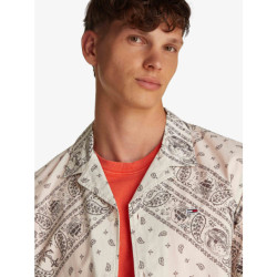 قميص رجالي من تومي هيلفيغر جينز بأكمام قصيرة بقصة عادية بنقشة باندانا - 100% قطن Tommy Hilfiger Jeans Men's Regular Fit Short Sleeve Shirt with Bandana Print - 100% Cotton
