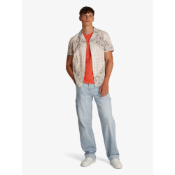 قميص رجالي من تومي هيلفيغر جينز بأكمام قصيرة بقصة عادية بنقشة باندانا - 100% قطن Tommy Hilfiger Jeans Men's Regular Fit Short Sleeve Shirt with Bandana Print - 100% Cotton
