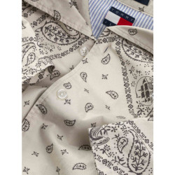 قميص رجالي من تومي هيلفيغر جينز بأكمام قصيرة بقصة عادية بنقشة باندانا - 100% قطن Tommy Hilfiger Jeans Men's Regular Fit Short Sleeve Shirt with Bandana Print - 100% Cotton