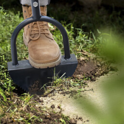 أداة تقليم حواف العشب بنصف قمر مع رأس مسنن ومرفقات Half-moon lawn trimmer with serrated head and attachments
