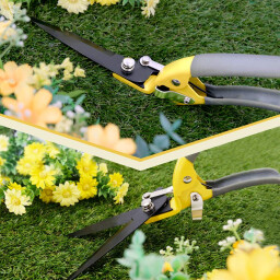 أداة تقليم حواف العشب بنصف قمر مع رأس مسنن ومرفقات Half-moon lawn trimmer with serrated head and attachments