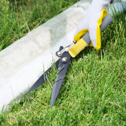 أداة تقليم حواف العشب بنصف قمر مع رأس مسنن ومرفقات Half-moon lawn trimmer with serrated head and attachments