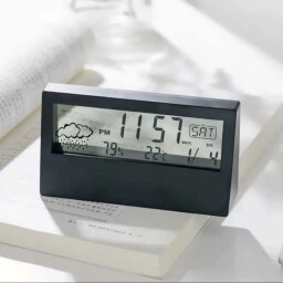 ساعة إلكترونية بلوحة شفافة Digital clock with a transparent display