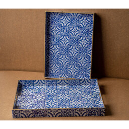 طقم صواني تقديم خشبية مزخرفة بنقشة تراثية – قطعتان Decorative Wooden Serving Tray Set with Traditional Pattern – 2 Pieces