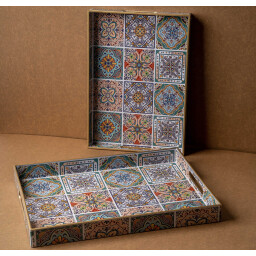 طقم صواني تقديم خشبية مزخرفة بنقشة تراثية – قطعتان Decorative Wooden Serving Tray Set with Traditional Pattern – 2 Pieces