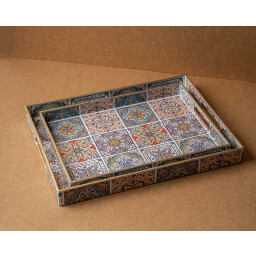 طقم صواني تقديم خشبية مزخرفة بنقشة تراثية – قطعتان Decorative Wooden Serving Tray Set with Traditional Pattern – 2 Pieces