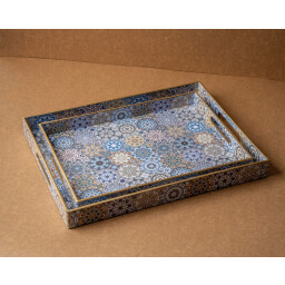 طقم صواني تقديم خشبية مزخرفة بنقشة تراثية – قطعتان Decorative Wooden Serving Tray Set with Traditional Pattern – 2 Pieces