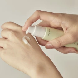 سيروم لتفتيح البشرة بالسنتيلا وفيتامين سي Light On Serum Centella + Vita C
