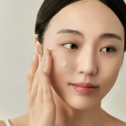 سيروم لتفتيح البشرة بالسنتيلا وفيتامين سي Light On Serum Centella + Vita C