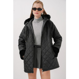 جاكيت 5197 مبطن بغطاء رأس وتفاصيل فرو - أسود 5197 Hooded Quilted Jacket with Fur Detail - Black