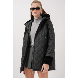 جاكيت 5197 مبطن بغطاء رأس وتفاصيل فرو - أسود 5197 Hooded Quilted Jacket with Fur Detail - Black