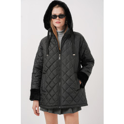 جاكيت 5197 مبطن بغطاء رأس وتفاصيل فرو - أسود 5197 Hooded Quilted Jacket with Fur Detail - Black
