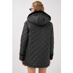جاكيت 5197 مبطن بغطاء رأس وتفاصيل فرو - أسود 5197 Hooded Quilted Jacket with Fur Detail - Black
