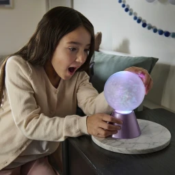 مصباح كرة كوني متغير الألوان بتأثير ضبابي ساحر A color-changing cosmic ball lamp with a magical misty effect