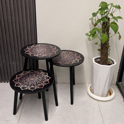 طقم طاولات جانبية دائرية بنقشة ماندالا فنية – 3 قطع 3-Piece Round Side Tables Set with Artistic Mandala Design