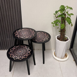 طقم طاولات جانبية دائرية بنقشة ماندالا فنية – 3 قطع 3-Piece Round Side Tables Set with Artistic Mandala Design