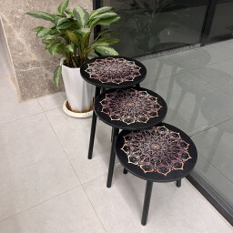 طقم طاولات جانبية دائرية بنقشة ماندالا فنية – 3 قطع 3-Piece Round Side Tables Set with Artistic Mandala Design