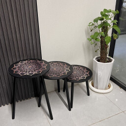 طقم طاولات جانبية دائرية بنقشة ماندالا فنية – 3 قطع 3-Piece Round Side Tables Set with Artistic Mandala Design