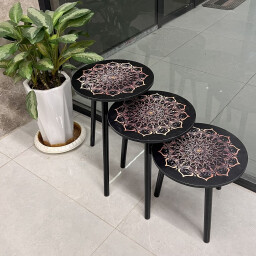 طقم طاولات جانبية دائرية بنقشة ماندالا فنية – 3 قطع 3-Piece Round Side Tables Set with Artistic Mandala Design